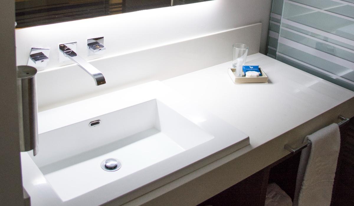 Área de lavamanos elegante con diseño moderno en Hotel Casablanca Cúcuta. Lavamanos moderno con grifería elegante y decoración minimalista en Hotel Casablanca Cúcuta.